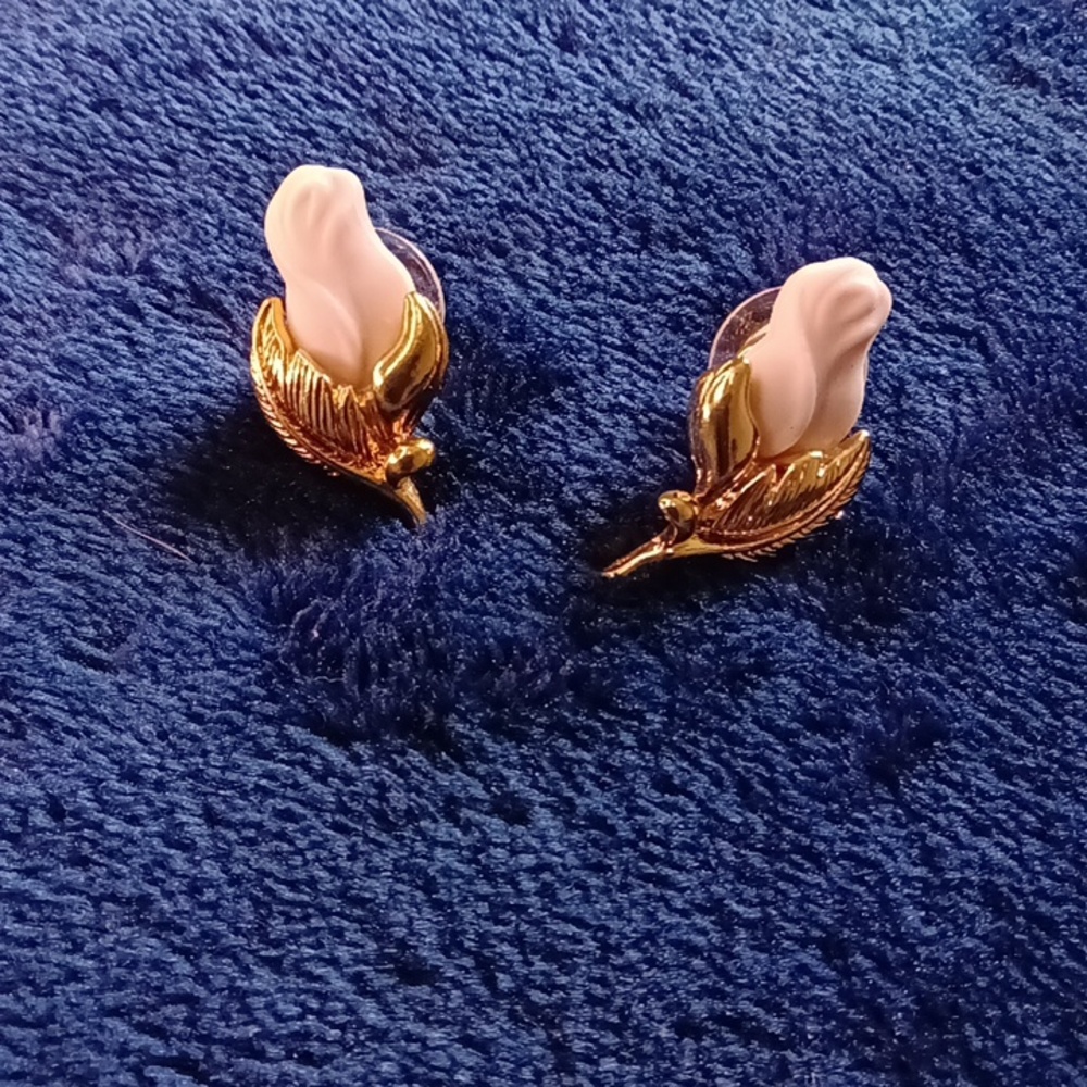 401. AVON POST EARRINGS
